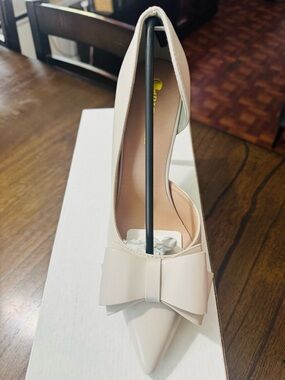 Women's Pointed Toe Bow Pump - Light grey